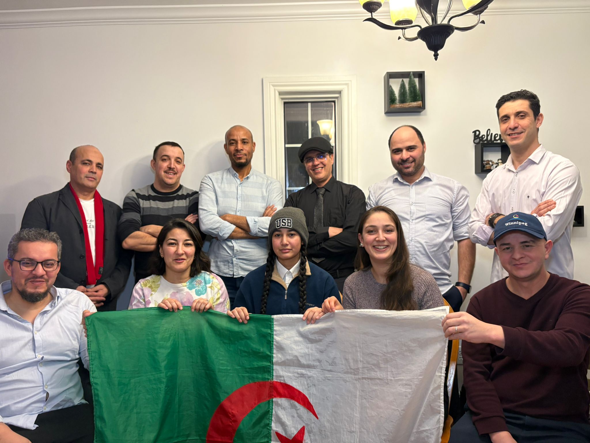 Membres fondateurs de l'AAM avec le drapeau algérien