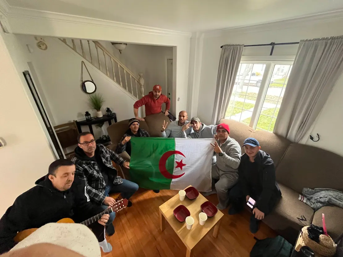 Rassemblement de membres de l'AAM avec drapeaux